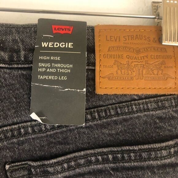 Levi’s wedgie high rise snug through hip an thigh tapers leg dark wash black 28 - Picture 5 of 9